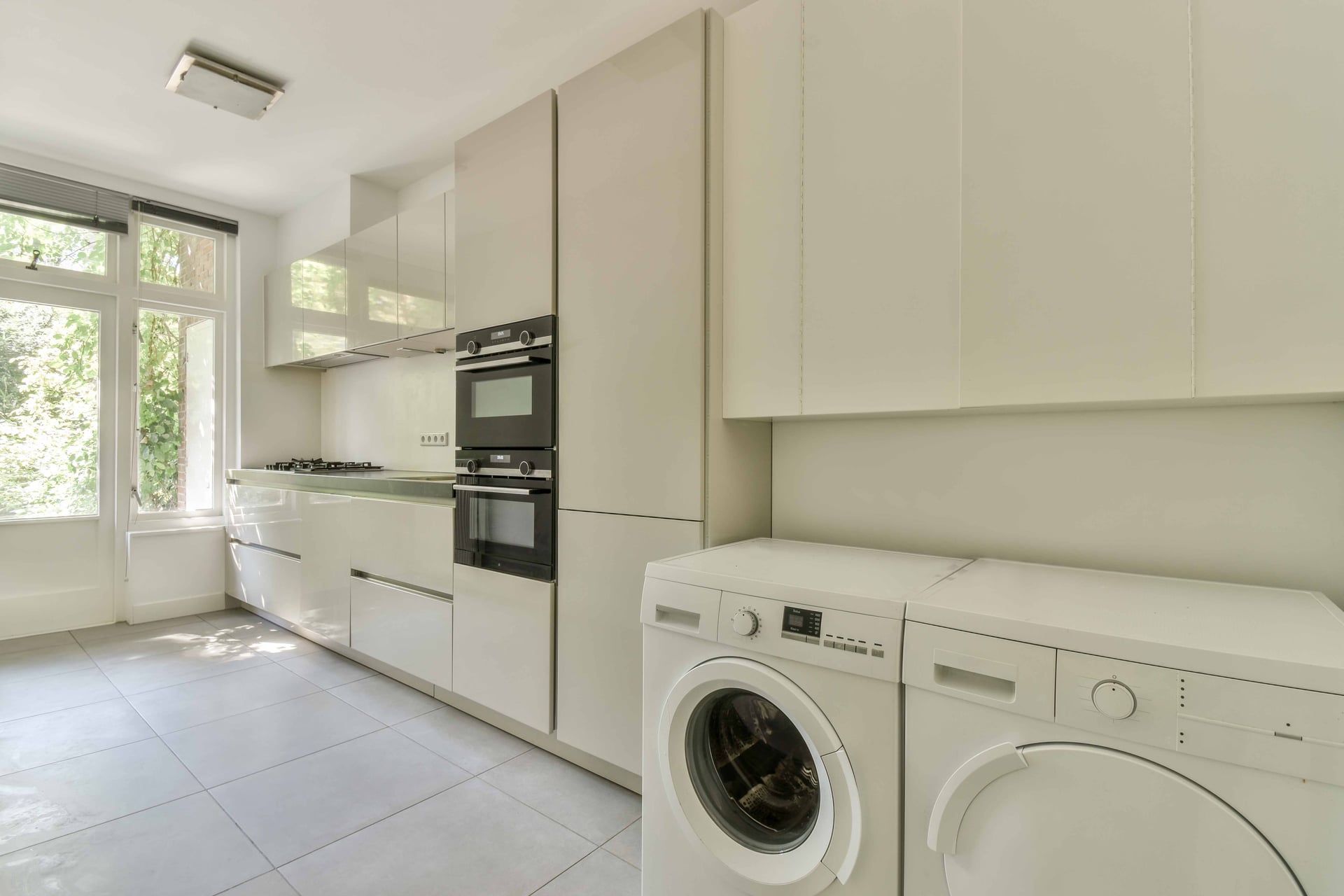 Modern Kitchen with Contemporary Furniture and Built-in Appliances